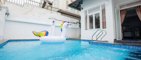 Una piscina al aire libre