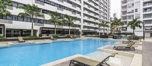 Una piscina cubierta, una piscina al aire libre