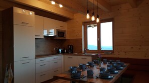 Fridge, microwave, dishwasher - House Marmot on Klippitztörl - FH 115 m², incl. sauna (Bad St. Leonhard)