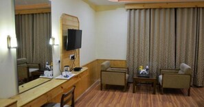 Desk - Gezellig Inn - Vardhan Hills (Manali)