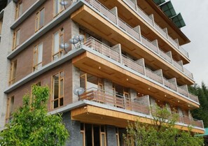 Front of property - Gezellig Inn - Vardhan Hills (Manali)