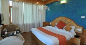 Superior Room | Desk - Gezellig Inn - Vardhan Hills (Manali)