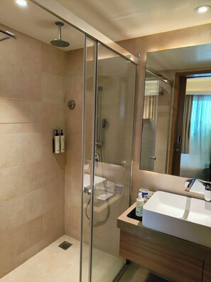 Rom – superior, 1 dobbeltseng | Bad | Dusj, toalettartikler (inkludert), hårføner og tøfler