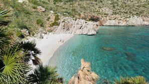Beach nearby, sun loungers, beach towels