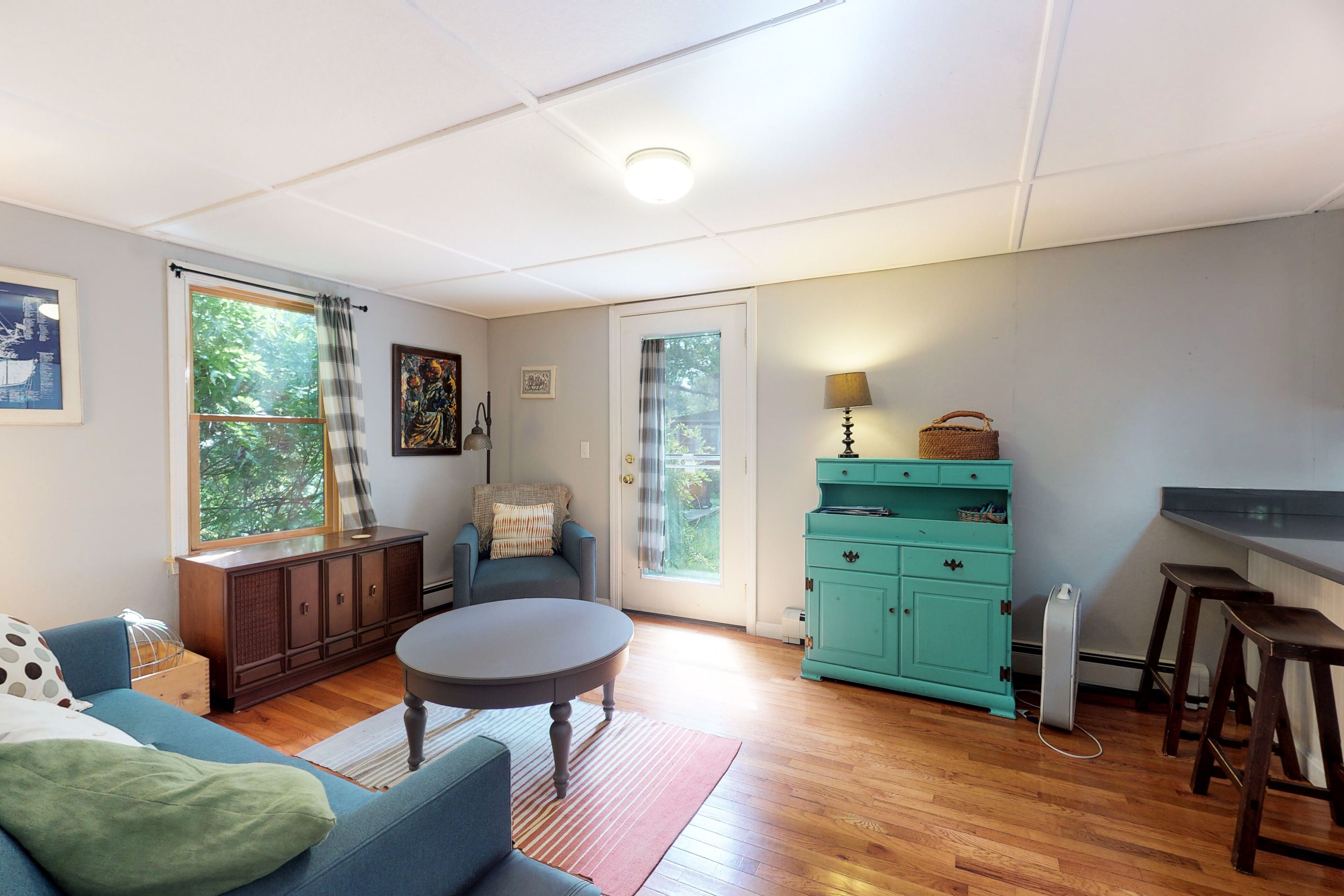 Cozy cottage w/ remodeled kitchen - less than a mile from Woods Hole Ferry