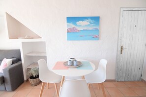 Studio, balcon | Salle de séjour
