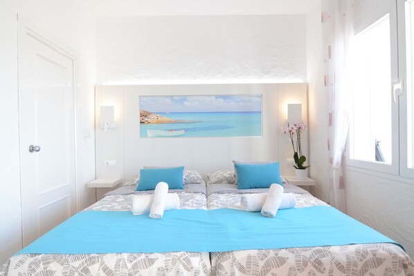 Estúdio, sacada | Edredons de pluma, espaço de trabalho para notebook