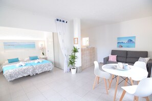 Studio, balcon | Salle de séjour