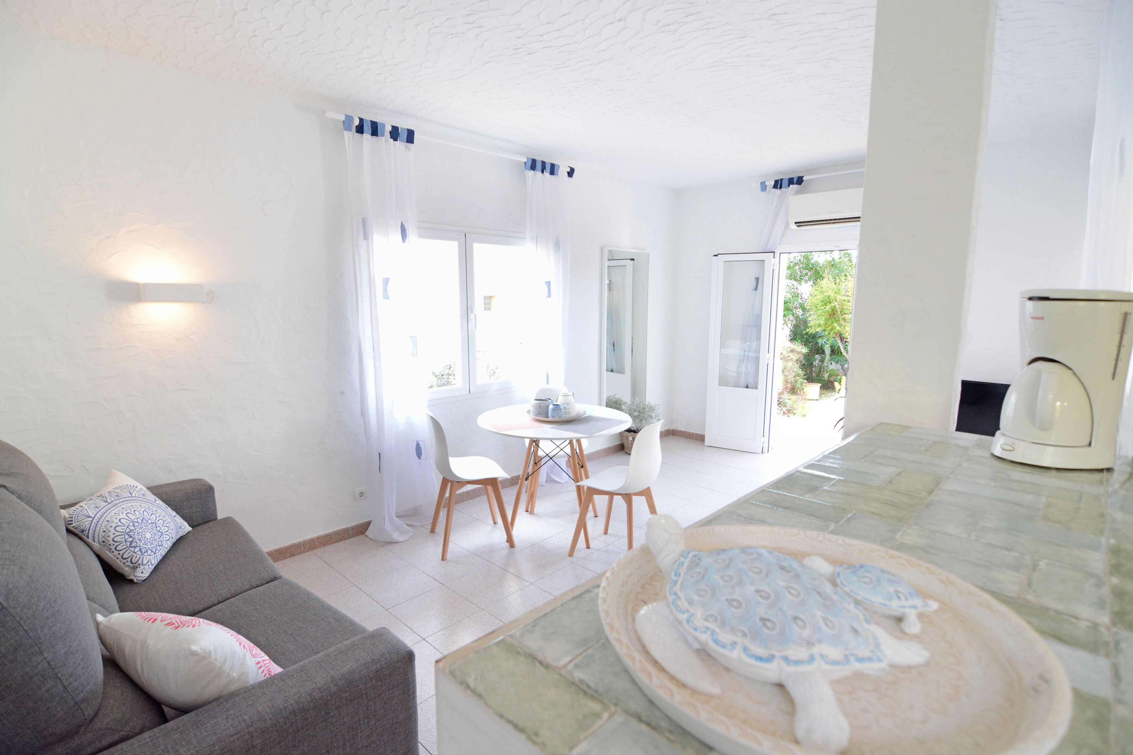 Studio, balcon | Salle de séjour | Télévision LED de 26 pouces avec chaînes par satellite, télévision