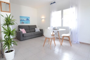 Studio, balcon | Salle de séjour