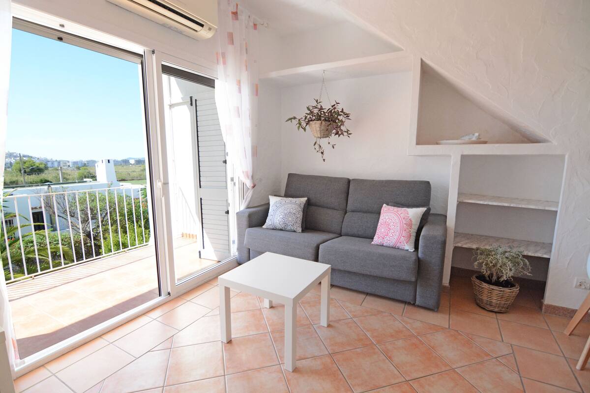 Studio, Balcony | Living room | 26-inch LED TV with satellite channels, TV
