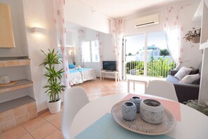 Estúdio, sacada | Sala de estar | TV LED 26 polegadas com canais via satélite, TV