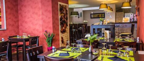 Déjeuner et dîner servis sur place, restauration en plein air