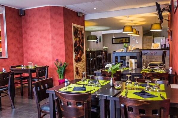 Déjeuner et dîner servis sur place, restauration en plein air 