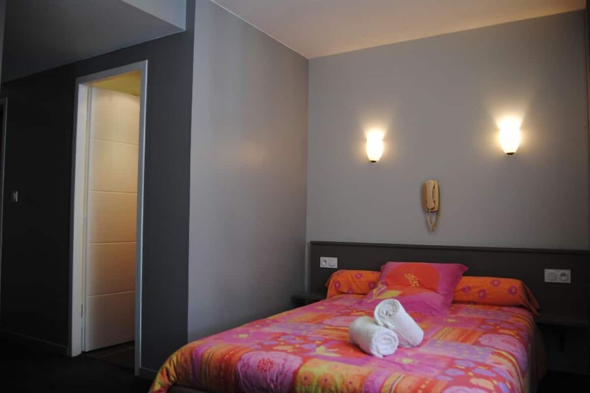 Chambre Double | 1 chambre, décoration personnalisée, ameublement personnalisé