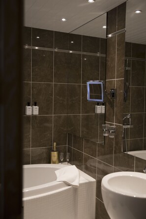 Deluxe Room | Bathroom | Separate tub and shower, hair dryer, towels, soap - Hotel Epoque (Jakobstad)