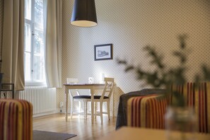 Ropa de cama de alta calidad, minibar y decoración personalizada 