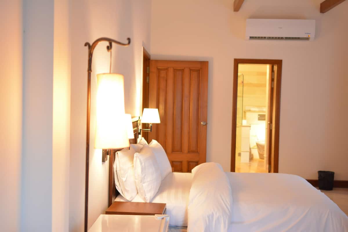 Family Suite | Soundproofing, iron/ironing board, free WiFi, bed sheets