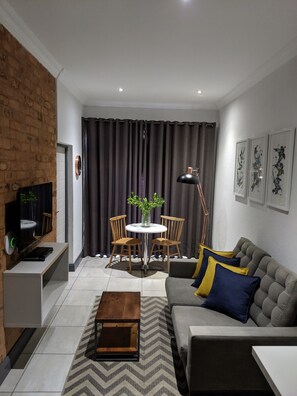 Apartment | Living area | Flat-screen TV