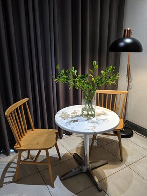 Apartment | Essbereich im Zimmer