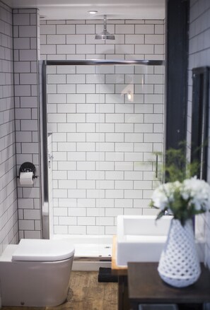 Deluxe Apartment, 1 Bedroom, Balcony (River Loft) | Bathroom | Hair dryer, towels - Paintworks Apartments (Bristol)