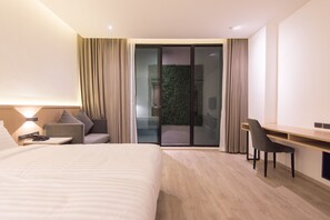 Safe på rommet, skrivebord, blendingsgardiner og lydisolert