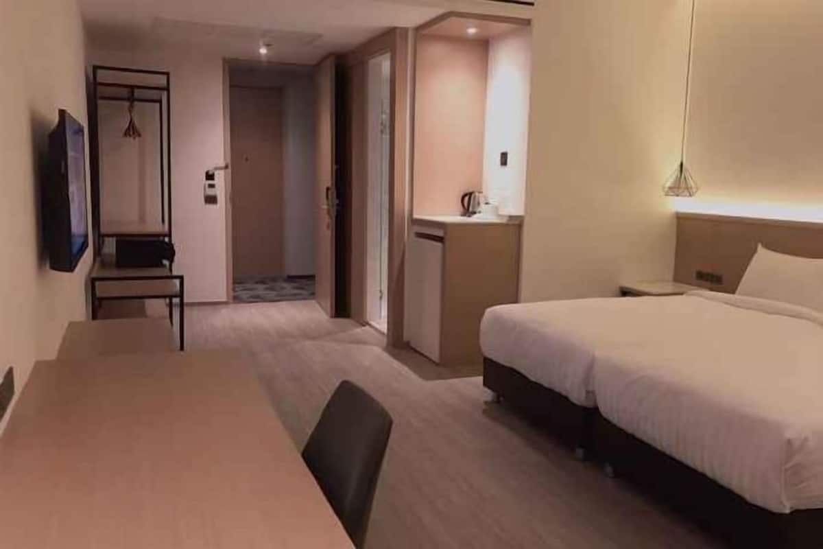 Zimmersafe, Schreibtisch, Verdunkelungsvorhänge, schallisolierte Zimmer