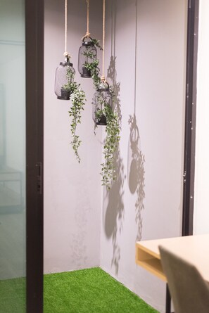 Safe på rommet, skrivebord, blendingsgardiner og lydisolert