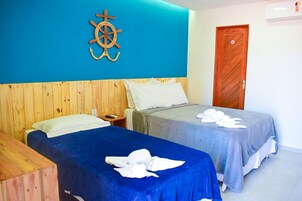 Minibar, decoración personalizada, muebles diferentes y escritorio 