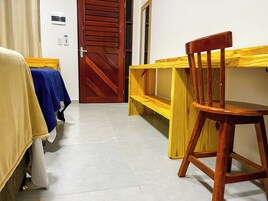 Minibar, decoración personalizada, muebles diferentes y escritorio