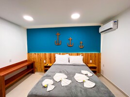 Minibar, decoración personalizada, muebles diferentes y escritorio