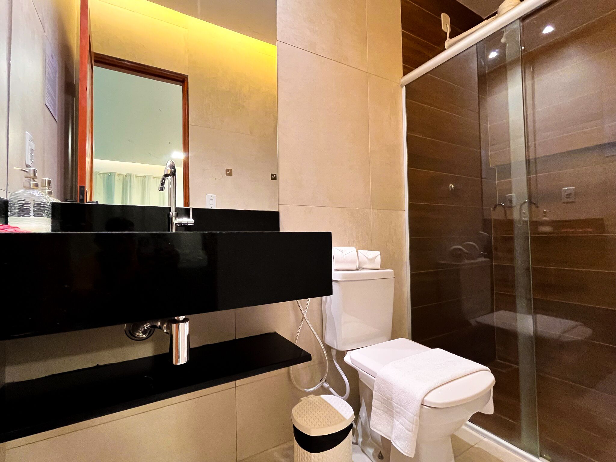Habitación triple estándar | Baño | Ducha, cabezal de ducha tipo lluvia y toallas