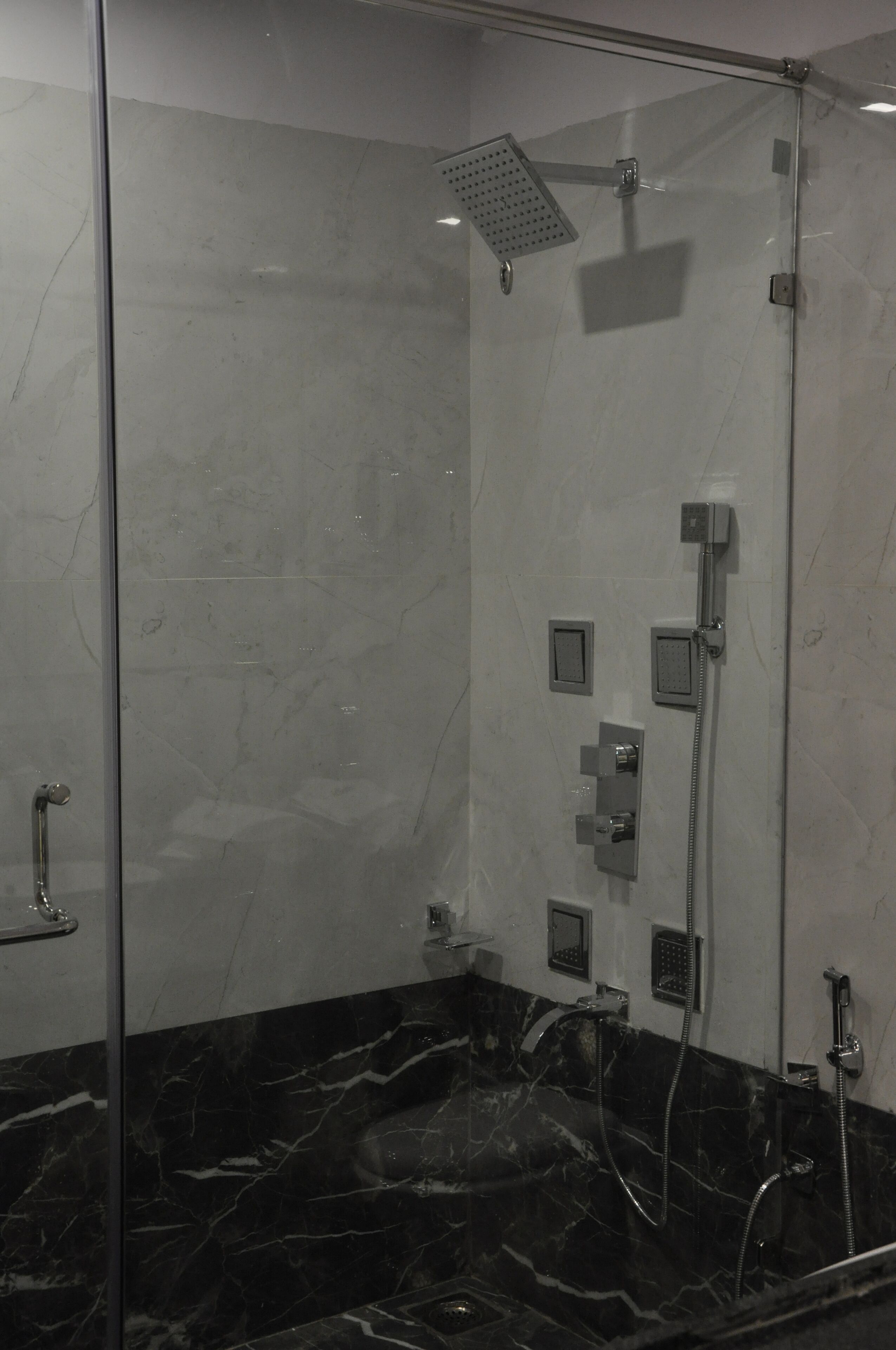 Ducha, artículos de tocador gratuitos, toallas