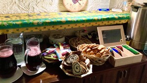 Ein reichhaltiges Buffet mit einer Uhr, einem Teekessel und verschiedenen Speisen.