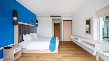 Un dormitorio moderno con cama, mesita de noche y un amplio ventanal.