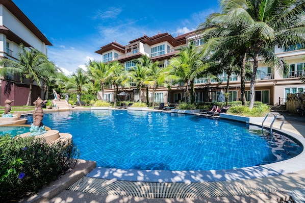 2 outdoor pools