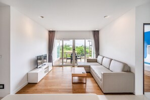 Penthouse 2 Bedroom Pool View Jacuzzi | Oppholdsområde | Flatskjerm-TV