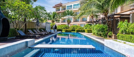 2 outdoor pools