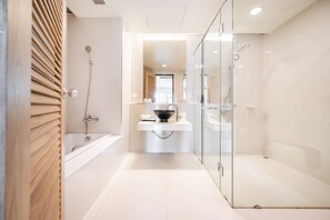 Family 2 Bedroom Suite Pool View Jacuzzi | Phòng tắm | Đồ dùng nhà tắm miễn phí, máy sấy tóc, áo choàng tắm 