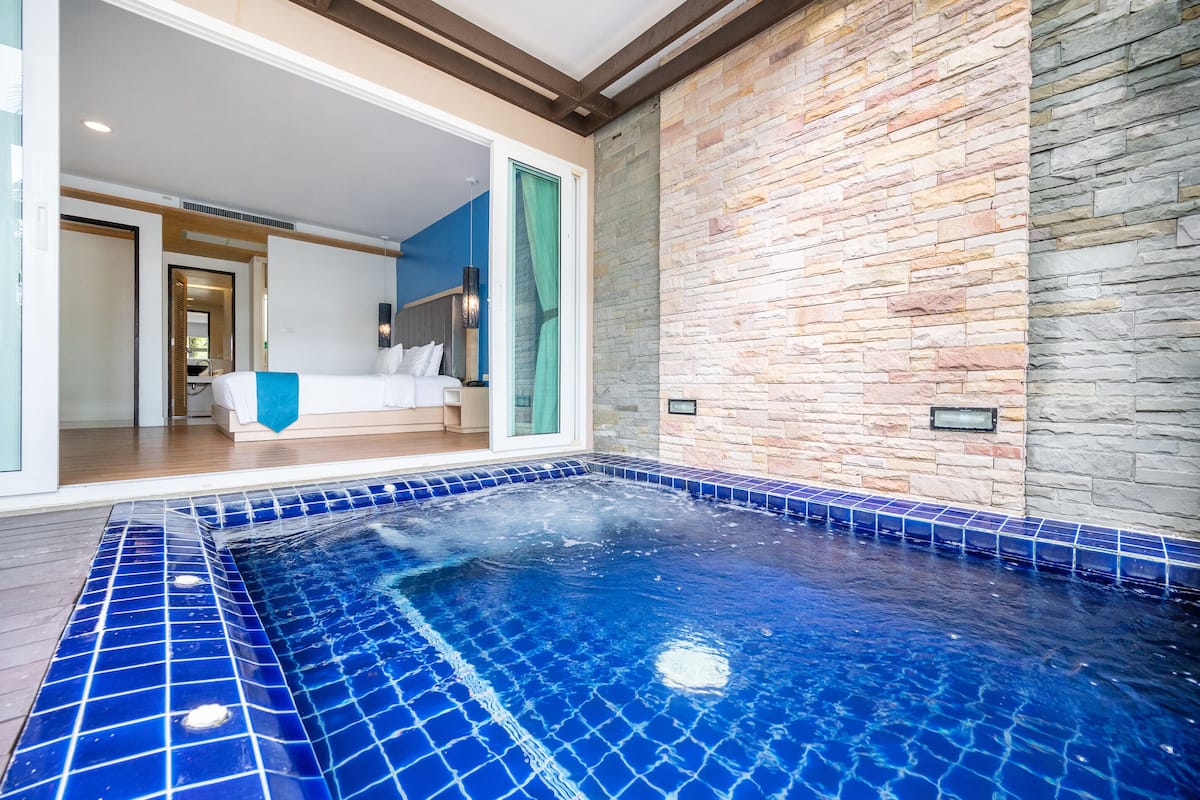 Family 2 Bedroom Suite Pool View Jacuzzi | Minibar, pengeskab på værelset, individuelt design, skrivebord