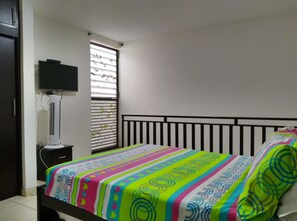 1 habitación, tabla de planchar con plancha, wifi gratis y ropa de cama 