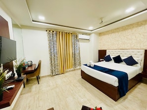 Tower Room | 1 bedroom, premium bedding, memory-foam beds, desk