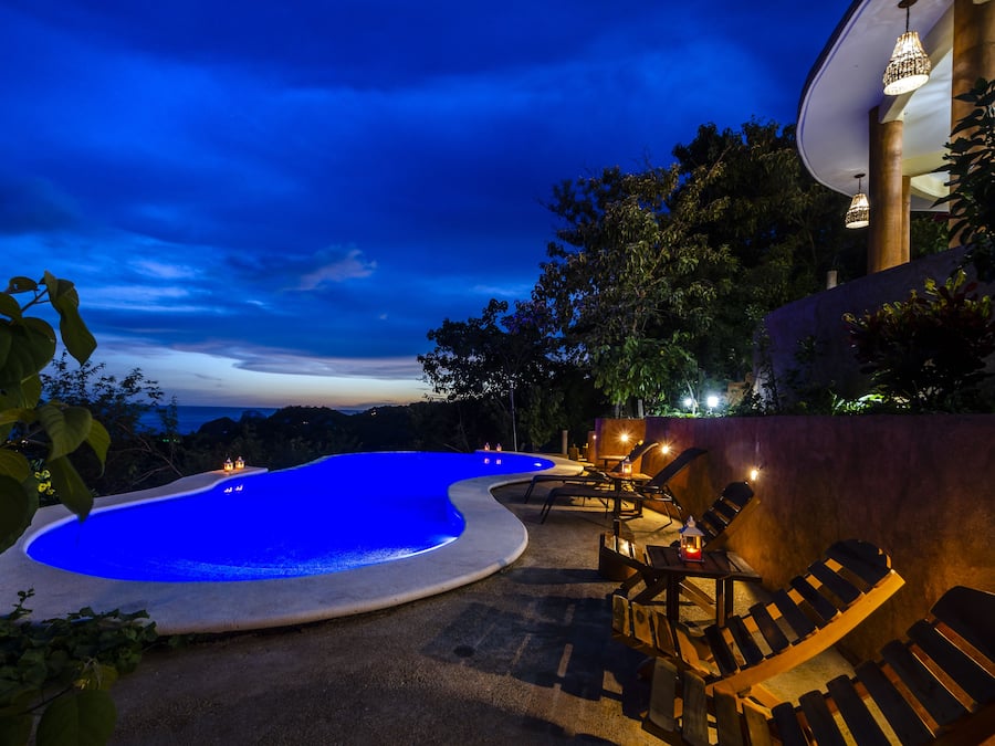 Una piscina al aire libre, camas de piscina gratis, sombrillas