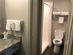 Shower, towels - The Mariner (Galveston)