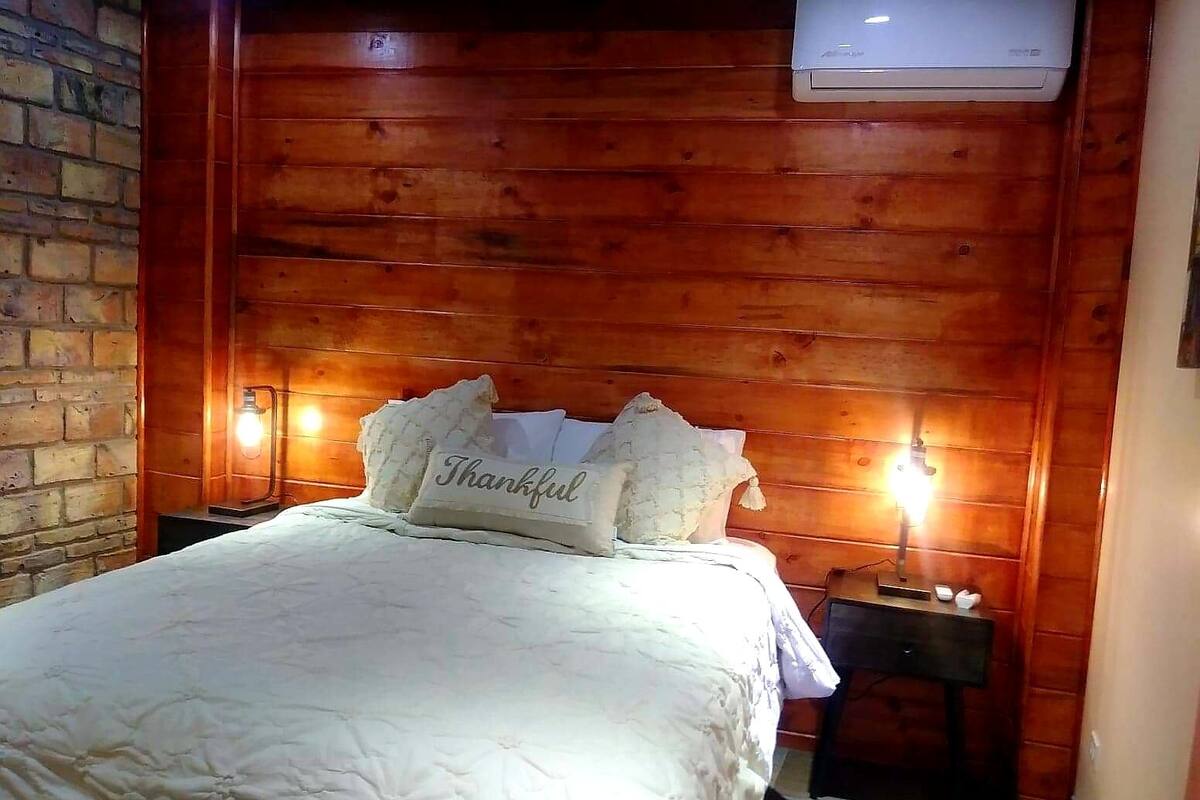 Romantic Cabin #2 | エジプト綿のシーツ、高級寝具、羽毛の掛け布団、テンピュール