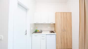 Studio, Terrace | Private kitchen | Fridge, stovetop, electric kettle, cookware/dishes/utensils