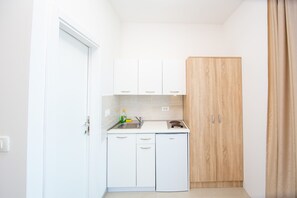 Studio - terrass | Eget kök | Kylskåp, spishäll, vattenkokare och grytor/köksredskap