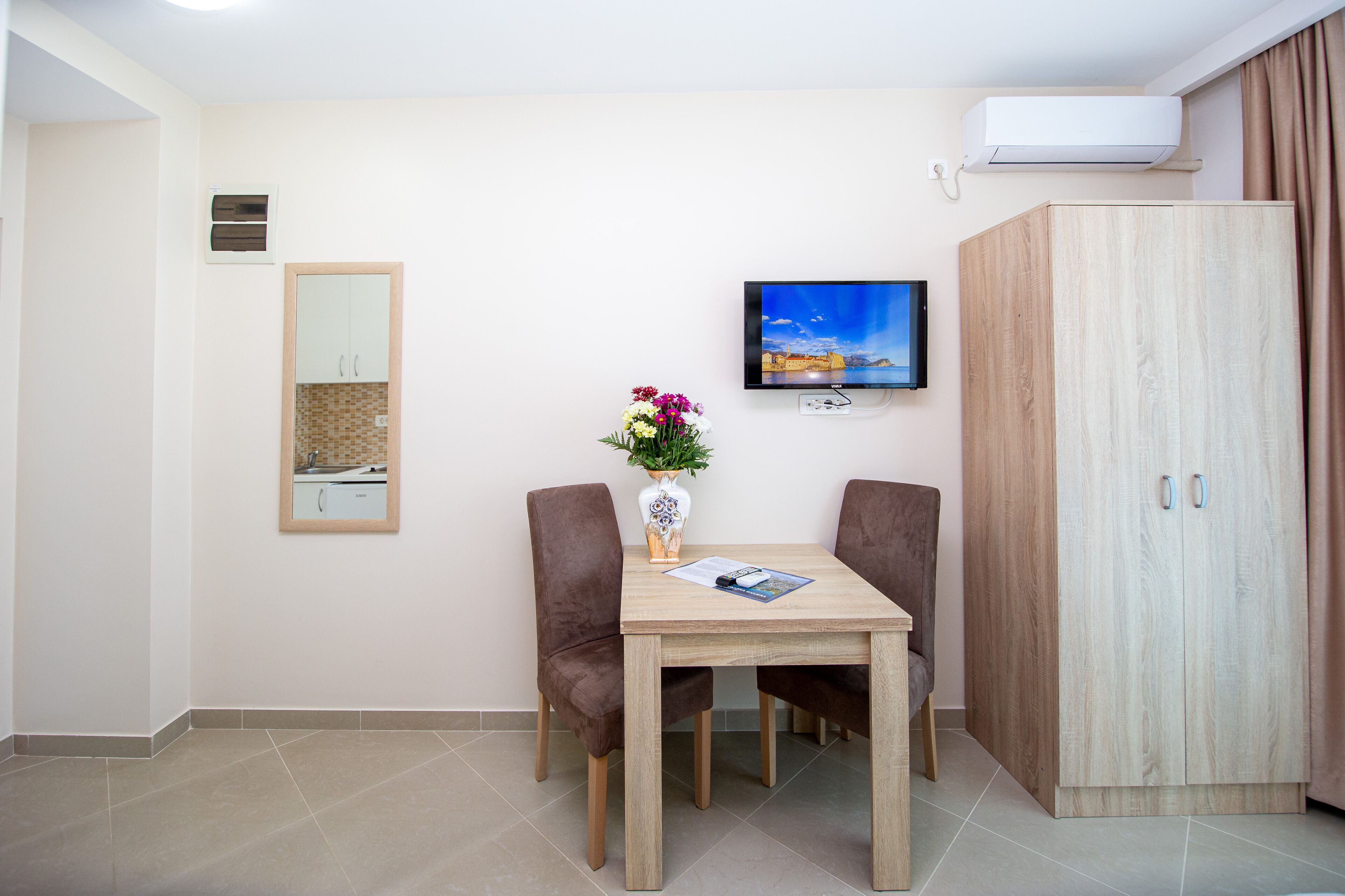 Studio, balkon | Woonruimte | Een 40-inch flatscreentelevisie met digitale zenders en een televisie