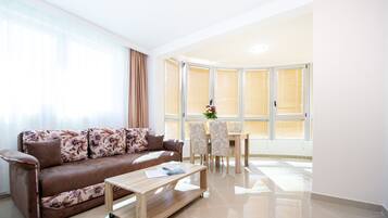 Studio | Living area | Flat-screen TV