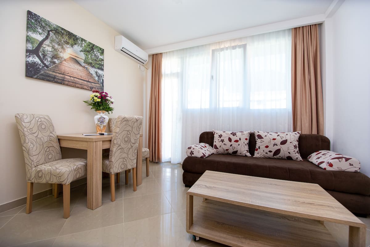 Apartment, 1 Bedroom, Balcony | Living area